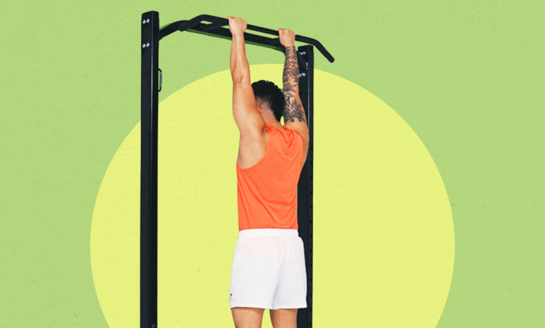 why-hanging-from-a-bar-for-10-seconds-is-a-great-way-to-start-a-workout